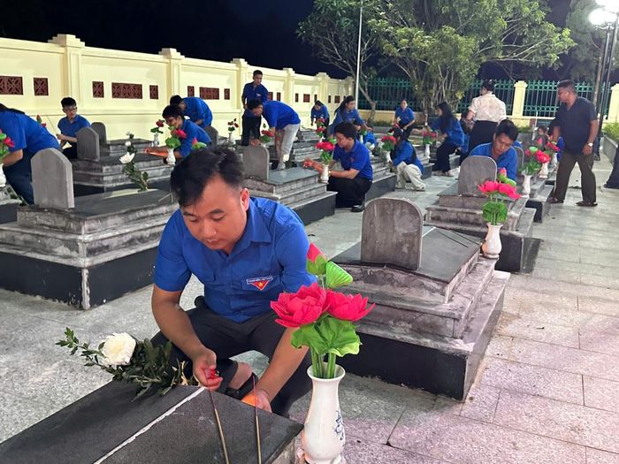 Các đoàn viên, thanh niên xã Thông Nông thắp nén hương thơm tại từng phần mộ liệt sĩ.