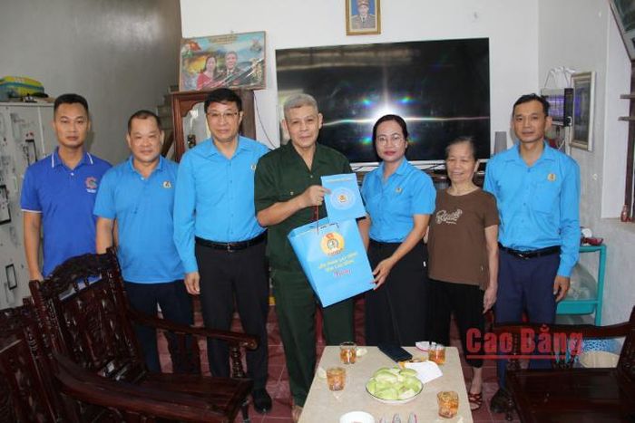 Đoàn công tác thăm, tặng quà ông Hứa Đức Nguyên, thương binh hạng 2/4, tại tổ dân phố Đề Thám 4, phường Thục Phán.