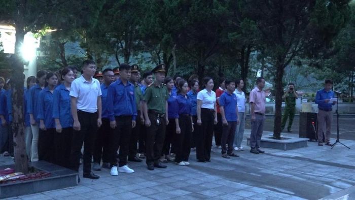 Đoàn viên, thanh niên xã Bảo Lâm dành phút mặc niệm tri ân các Anh hùng liệt sĩ tại Nghĩa trang Liệt sĩ xã.
