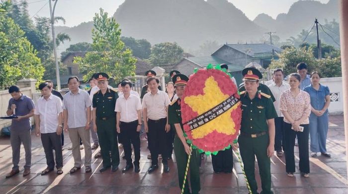 Các đại biểu dâng hương, dâng hoa tưởng niệm các Anh hùng liệt sĩ tại Nhà bia ghi tên liệt sĩ xóm Quảng Hưng, xã Độc Lập.