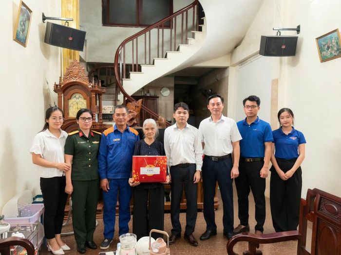 Khối thi đua các Doanh nghiệp Trung ương tỉnh thăm, tặng quà gia đình thương binh, bệnh binh, thân nhân liệt sĩ.