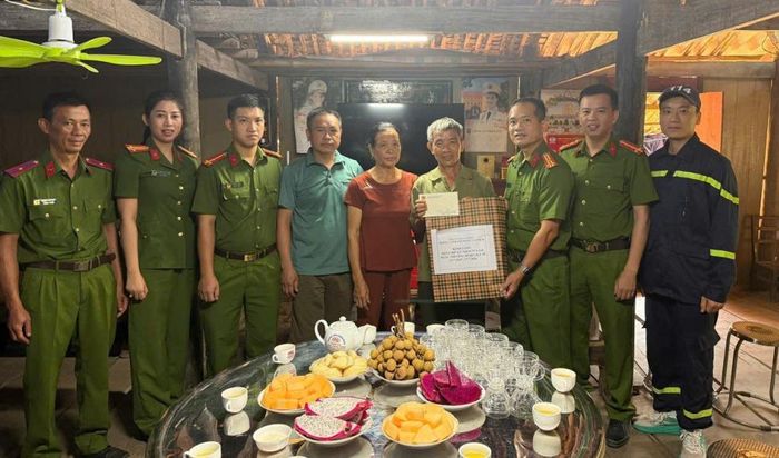 Lãnh đạo Phòng Cảnh sát Phòng cháy, chữa cháy và Cứu nạn, cứu hộ, Công an tỉnh tặng quà gia đình ông Lưu Viết Xuân, xã Nguyên Bình.