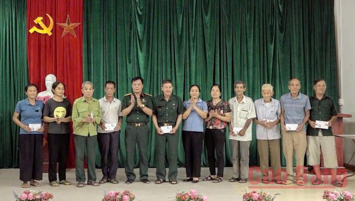 Đại diện Công ty TNHH Bê tông tươi Tuổi trẻ Cao Bằng tặng quà tri ân các thương binh, bệnh binh, thân nhân liệt sĩ và gia đình người có công với cách mạng tại tổ dân phố Nam Phong, phường Thục Phán.