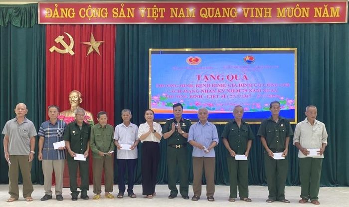 Đại diện Hội Doanh nhân - Doanh nghiệp, Hội Cựu chiến binh tỉnh tặng quà các gia đình chính sách, hội viên cựu chiến binh có hoàn cảnh khó khăn tại xã Đàm Thủy.