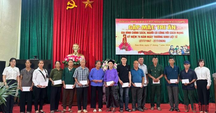 Lãnh đạo xã Tam Kim trao quà cho các gia đình chính sách, người có công với cách mạng trên địa bàn xã.