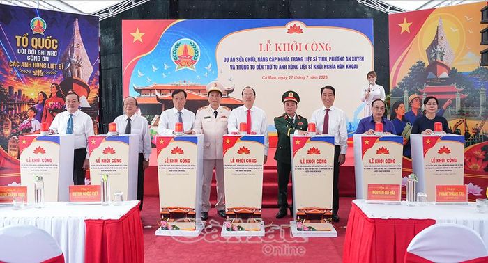 Các đồng chí lãnh đạo tỉnh, nguyên lãnh đạo tỉnh cùng đại biểu thực hiện nghi thức khởi công Dự án sửa chữa, nâng cấp Nghĩa trang Liệt sĩ tỉnh và trùng tu Đền thờ 10 Anh hùng liệt sĩ Khởi nghĩa Hòn Khoai.
