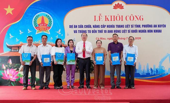 Bí thư Tỉnh ủy Nguyễn Hồ Hải trao quà tri ân đến đại diện thân nhân gia đình 10 Anh hùng liệt sĩ Khởi nghĩa Hòn Khoai.