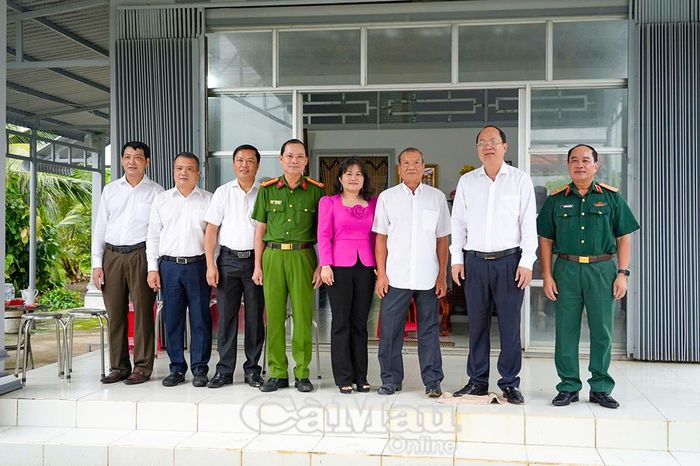 Bí thư Tỉnh ủy Nguyễn Hồ Hải cùng đoàn công tác chụp ảnh lưu niệm với thương binh Lữ Thanh Kỳ.