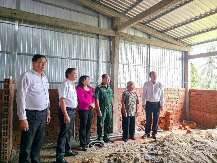 Bí thư Tỉnh ủy Nguyễn Hồ Hải và đoàn công tác kiểm tra tiến độ xây dựng nhà ở cho gia đình bà Điệp Thị Đẹp, Ấp 1, Xã Nguyễn Phích.