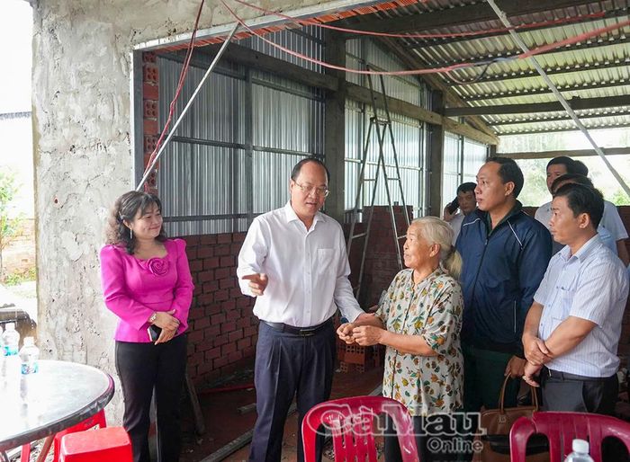 Bí thư Tỉnh ủy Nguyễn Hồ Hải thăm hỏi, động viên gia đình bà Điệp Thị Đẹp.