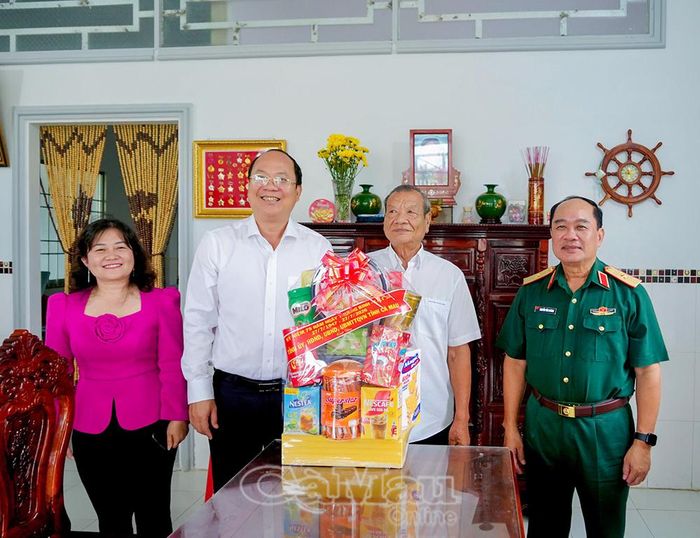 Bí thư Tỉnh ủy Nguyễn Hồ Hải trao quà tri ân thương binh Lữ Thanh Kỳ.