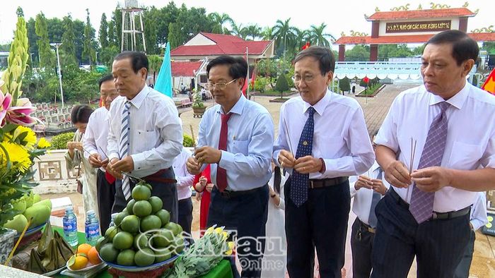 Các đại biểu dâng hương tại Đài Tưởng niệm, tri ân các Anh hùng liệt sĩ đã hy sinh vì sự nghiệp giải phóng dân tộc, thống nhất đất nước.