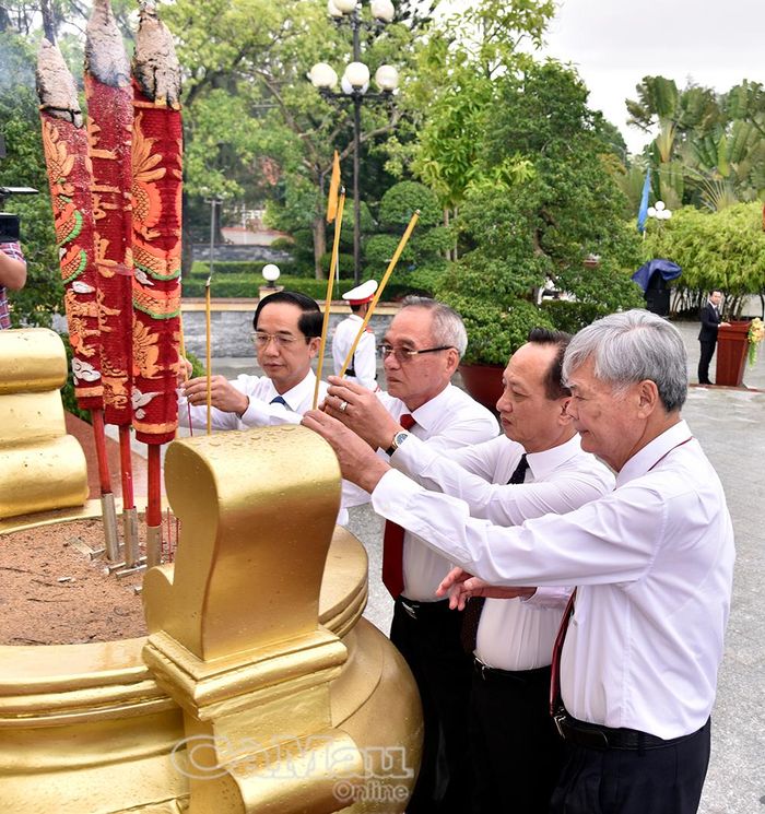 Các đồng chí lãnh đạo tỉnh, nguyên lãnh đạo tỉnh dâng hoa và dâng hương trước Đài Tổ quốc ghi công tại Nghĩa trang Liệt sĩ tỉnh (xã Hòa Bình).