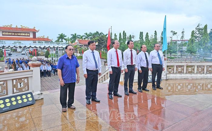 Các đồng chí lãnh đạo tỉnh và nguyên lãnh đạo tỉnh viếng các anh hùng liệt sĩ tại Nghĩa trang Liệt sĩ tỉnh (phường An Xuyên).