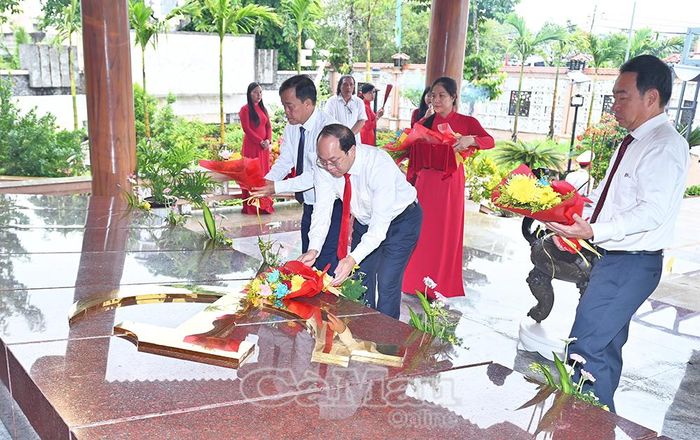 Các đồng chí lãnh đạo tỉnh viếng, dâng hoa phần mộ liệt sĩ tại Đền thờ 10 Anh hùng liệt sĩ Khởi nghĩa Hòn Khoai (phường An Xuyên).