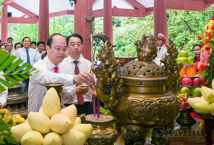  Bí thư Tỉnh ủy Nguyễn Hồ Hải (bên trái) và Phó Bí thư Tỉnh ủy, Chủ tịch UBND tỉnh Lữ Quang Ngời thành kính dâng hương tại Gian thờ Chủ tịch Hồ Chí Minh.