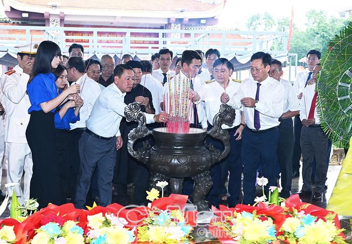 Cán bộ, chiến sĩ và các tầng lớp Nhân dân dâng hương tri ân các anh hùng liệt sĩ Khởi nghĩa Hòn Khoai.