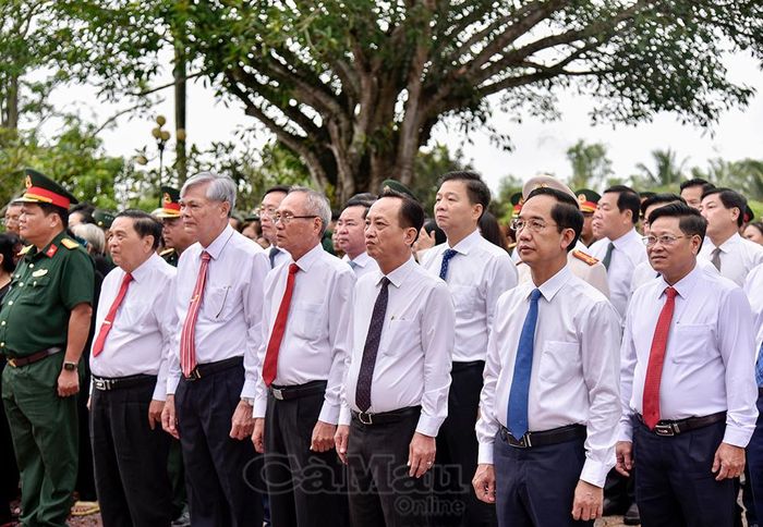 Các đồng chí lãnh đạo tỉnh, nguyên lãnh đạo tỉnh dự lễ viếng tại Đền thờ Chủ tịch Hồ Chí Minh (xã Châu Thới).