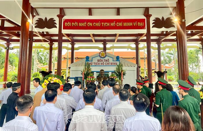 Đông đảo cán bộ và người dân đến dâng hương Chủ tịch Hồ Chí Minh.