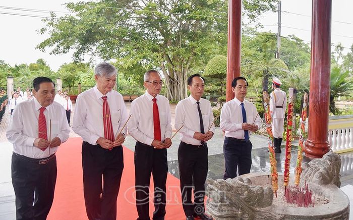 Phó Bí thư Tỉnh ủy, Chủ tịch HĐND tỉnh Phạm Văn Thiều (thứ hai từ phải sang) và Phó Bí thư Tỉnh ủy, Chủ tịch Ủy ban MTTQ Việt Nam tỉnh Cà Mau Hồ Thanh Thủy (bìa phải) cùng các đồng chí nguyên lãnh đạo tỉnh dâng hương tưởng niệm Chủ tịch Hồ Chí Minh.