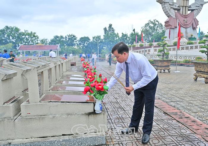  Bí thư Tỉnh ủy Nguyễn Hồ Hải (ảnh trên) và Phó Bí thư Thường trực Tỉnh ủy Huỳnh Quốc Việt thắp hương phần mộ liệt sĩ, bày tỏ lòng biết ơn sâu sắc trước sự hy sinh vì Tổ quốc của các thế hệ đi trước.
