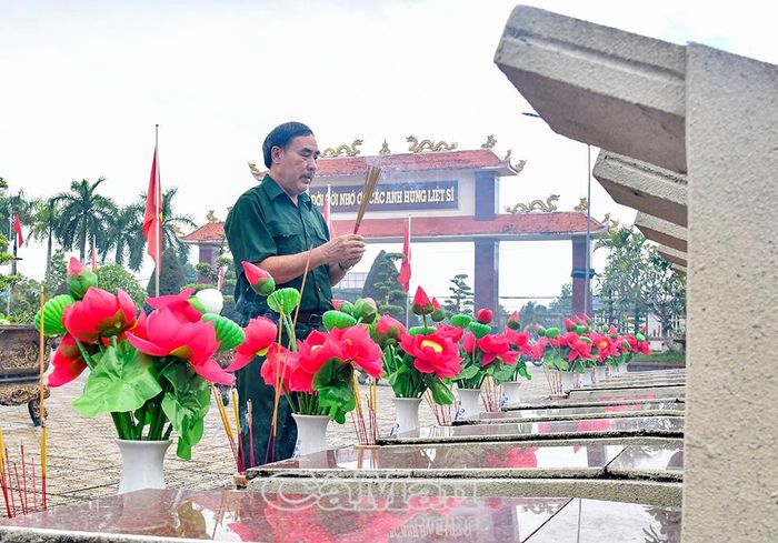 Các đại biểu và cựu chiến binh thành kính dâng hương các phần mộ liệt sĩ.