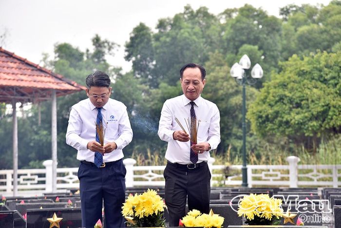  Đồng chí Phạm Văn Thiều, Phó Bí thư Tỉnh ủy, Chủ tịch HĐND tỉnh và đại biểu thắp hương phần mộ liệt sĩ tại Nghĩa trang Liệt sĩ tỉnh (xã Hòa Bình).
