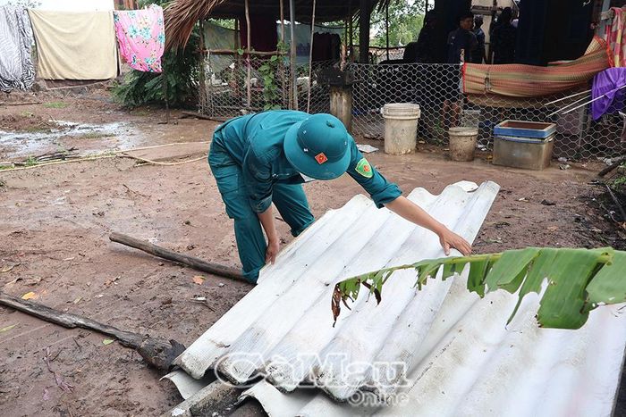 Ban Chỉ huy Quân sự xã và lực lượng vũ trang đóng quân trên địa bàn xã Năm Căn hỗ trợ bà con khắc phục hậu quả thiên tai.