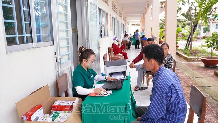 Người dân nhận thuốc điều trị miễn phí sau khi được các y, bác sĩ tư vấn về tình trạng mắt.