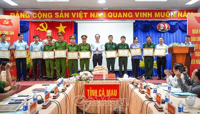 Giám đốc Sở Công Thương Nguyễn Chí Thiện, Phó Trưởng ban Chỉ đạo 389 tỉnh, trao Bằng khen của Chủ tịch UBND tỉnh cho các tập thể (ảnh trên) và cá nhân có thành tích xuất sắc trong công tác phòng, chống buôn lậu, gian lận thương mại, hàng giả năm 2025.