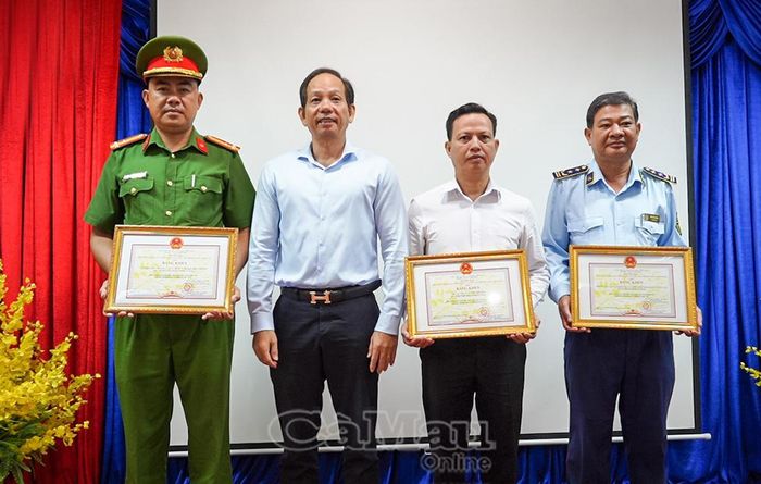 Giám đốc Sở Công Thương Nguyễn Chí Thiện, Phó Trưởng ban Chỉ đạo 389 tỉnh, trao Bằng khen của Ban Chỉ đạo 389 Quốc gia cho các tập thể có thành tích xuất sắc trong công tác phòng, chống buôn lậu, gian lận thương mại, hàng giả năm 2025.