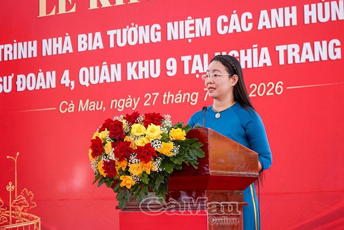  Đồng chí Phan Kim Bía, Phó Bí thư Đảng ủy, Chủ tịch UBND xã Cái Nước, báo cáo quá trình chuẩn bị đầu tư xây dựng công trình Nhà bia tưởng niệm các Anh hùng liệt sĩ Trung đoàn 10.