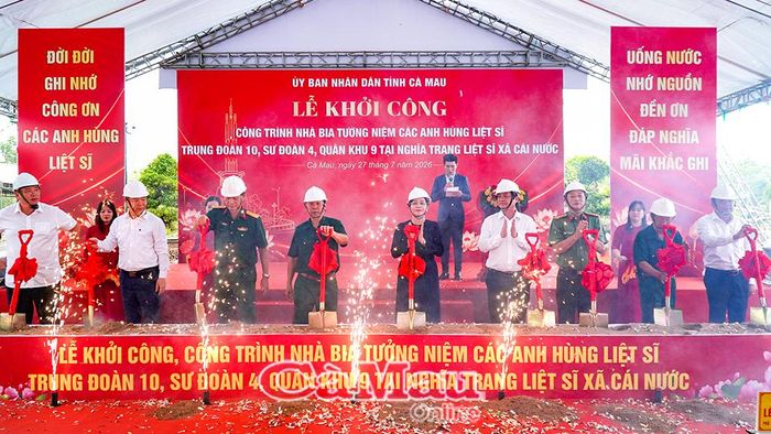  Trong không khí trang nghiêm và xúc động, các đồng chí lãnh đạo tỉnh, đại diện Ban Liên lạc Trung đoàn 10, lãnh đạo địa phương cùng thực hiện nghi thức khởi công xây dựng Nhà bia tưởng niệm. 