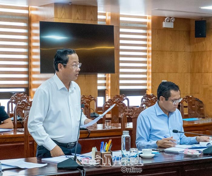 Giám đốc Sở Văn hóa, Thể thao và Du lịch Nguyễn Quốc Thanh báo cáo về danh sách người có công.
