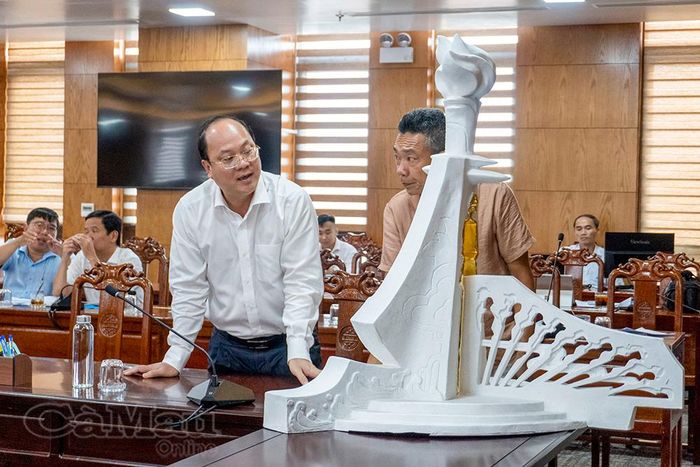 Bí thư Tỉnh ủy Nguyễn Hồ Hải xem phương án thiết kế Tượng đài tưởng niệm. Đơn vị tư vấn đã trình 2 phương án thiết kế để Ban Chỉ đạo xem xét, lựa chọn và tiếp tục hoàn thiện.