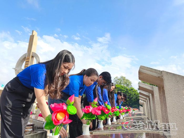 Đoàn Thanh niên UBND tỉnh dâng hương tưởng niệm các anh hùng liệt sĩ tại Nghĩa trang Liệt sĩ tỉnh, phường An Xuyên.