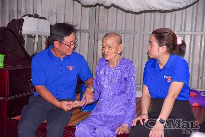 Đoàn viên, thanh niên ân cần thăm hỏi sức khỏe Mẹ VNAH Nguyễn Thị Nuôi.