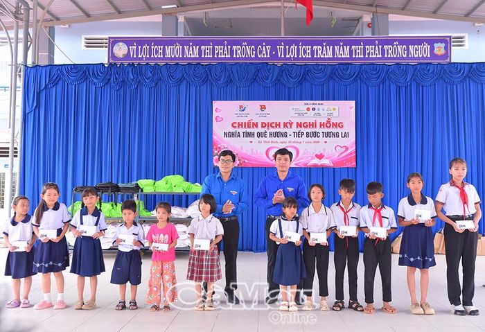 Trong tháng Bảy, Đoàn Thanh niên UBND tỉnh còn tổ chức 2 chiến dịch “Kỳ nghỉ hồng” tại xã Hưng Hội và xã Thới Bình; thăm, tặng quà gia đình chính sách, hỗ trợ các hoàn cảnh khó khăn, trao 20 xe đạp cho học sinh, với tổng kinh phí hơn 140 triệu đồng.