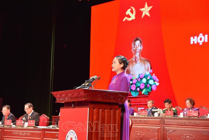 Đồng chí Đỗ Thị Thu Thảo, Chủ tịch Trung ương Hội Chữ thập đỏ Việt Nam khóa XI, thông qua Đề án nhân sự.