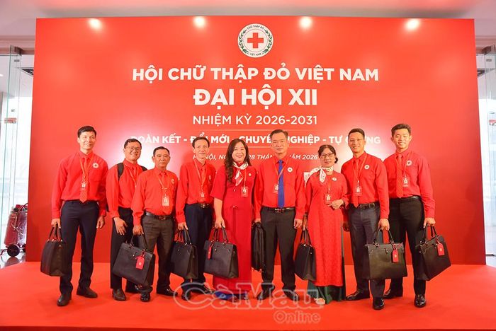 Đoàn đại biểu tỉnh Cà Mau tham dự Đại hội gồm 9 đại biểu, do đồng chí Nguyễn Văn Khởi, Phó Chủ tịch Ủy ban MTTQ Việt Nam tỉnh Cà Mau, Chủ tịch Hội Chữ thập đỏ tỉnh (thứ tư từ phải sang), làm trưởng đoàn.