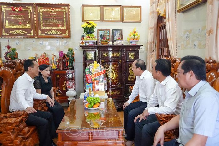 Các đồng chí lãnh đạo tỉnh thăm hỏi thân nhân gia đình Liệt sĩ Phạm Văn Cỏn.