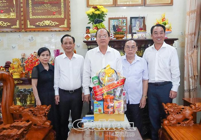  Bí thư Tỉnh ủy Nguyễn Hồ Hải và các đồng chí lãnh đạo, nguyên lãnh đạo tỉnh tặng quà tri ân gia đình Liệt sĩ Phạm Văn Cỏn nhân kỷ niệm 79 năm ngày Thương binh - Liệt sĩ.