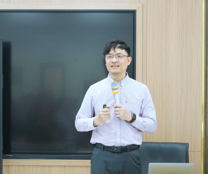Giảng viên Đặng Hải Lộc - Chuyên gia AI - giới thiệu về AI trong cải cách hành chính. Ảnh: N.Ly