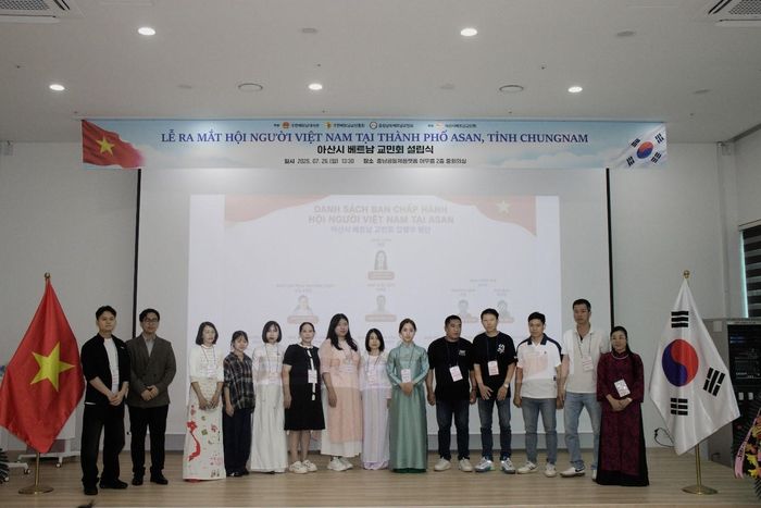Ra mắt Ban Chấp hành Hội người Việt Nam tại thành phố Asan.