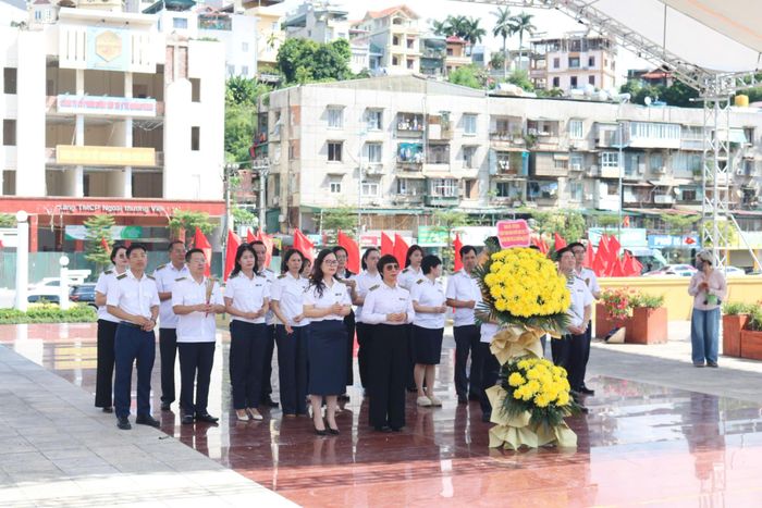 Đoàn đại biểu của KTNN thành kính dâng hương tại Đài tưởng niệm Công viên Lán Bè.