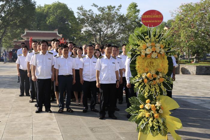 Đoàn KTNN khu vực XI dâng hoa tại Nghĩa trang Liệt sĩ Hàm Rồng, tỉnh Thanh Hóa