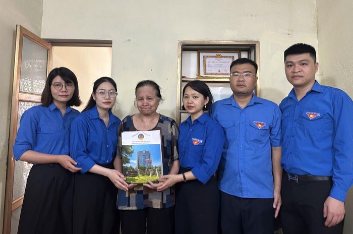 Chi đoàn Thanh niên KTNN khu vực XI thăm hỏi, tặng quà vợ liệt sĩ trên địa bàn phường Hạc Thành, tỉnh Thanh Hóa