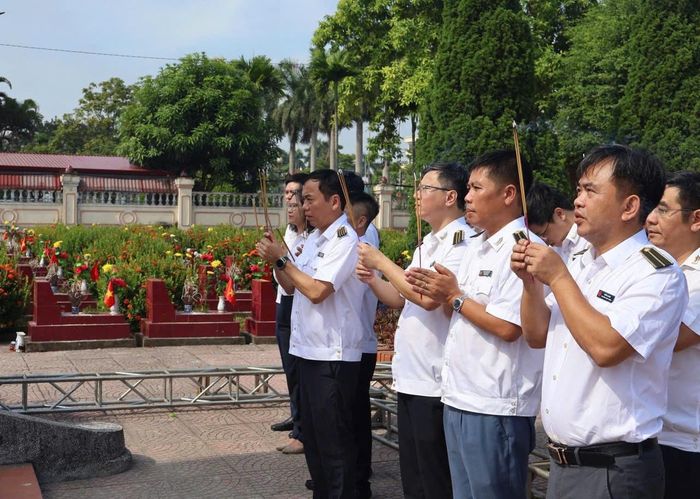 Đoàn KTNN khu vực XI viếng Nghĩa trang Liệt sĩ Hiến Nam, tỉnh Hưng Yên.