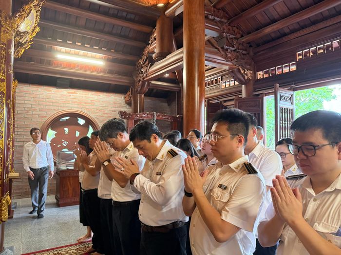 Đoàn công tác KTNN khu vực X dành phút mặc niệm, tưởng nhớ công lao to lớn của các Anh hùng liệt sĩ.