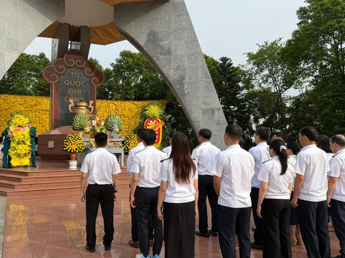 Đoàn công tác KTNN khu vực X dâng hoa, dâng hương tưởng niệm các Anh hùng liệt sĩ tại Đài tưởng niệm các Anh hùng liệt sĩ tỉnh Thái Nguyên.